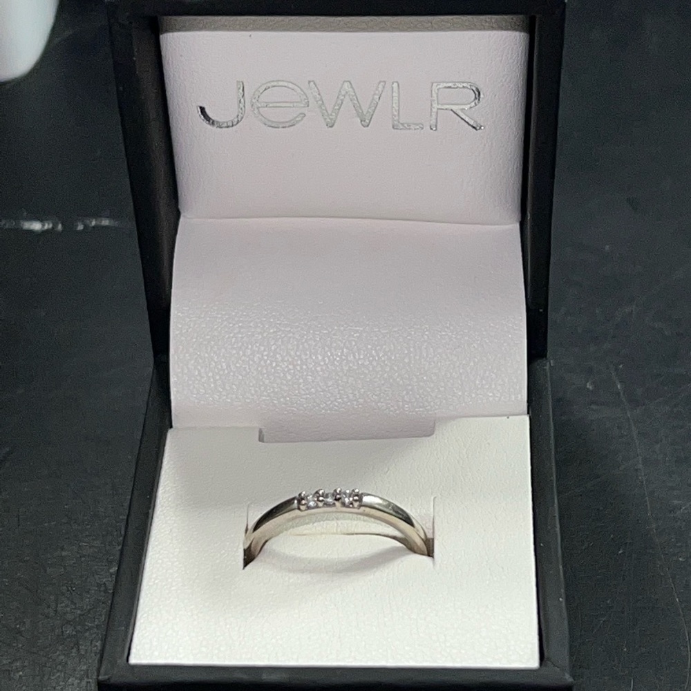Kay Jewelers. Round cut diamond three stones ring. 10K White Gold.